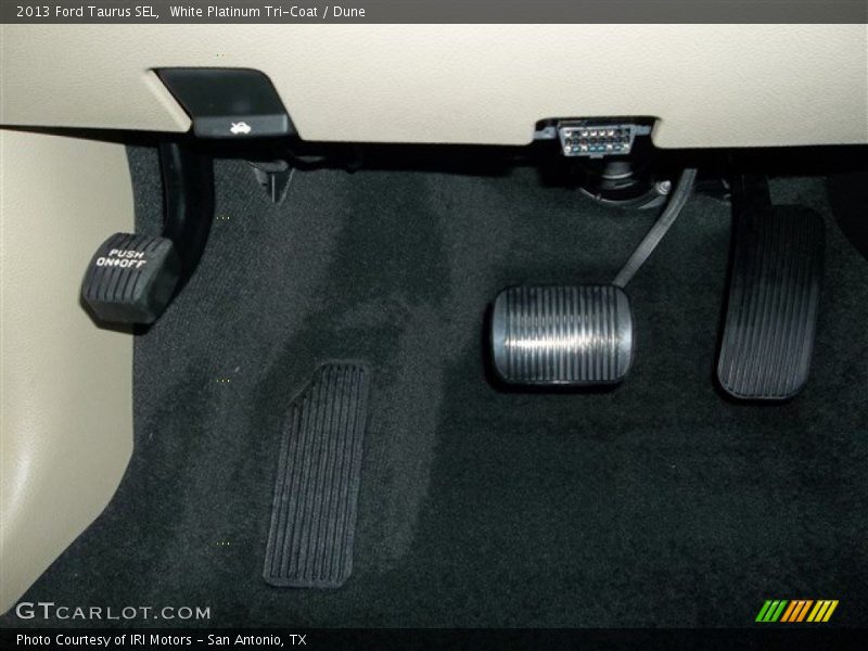 White Platinum Tri-Coat / Dune 2013 Ford Taurus SEL