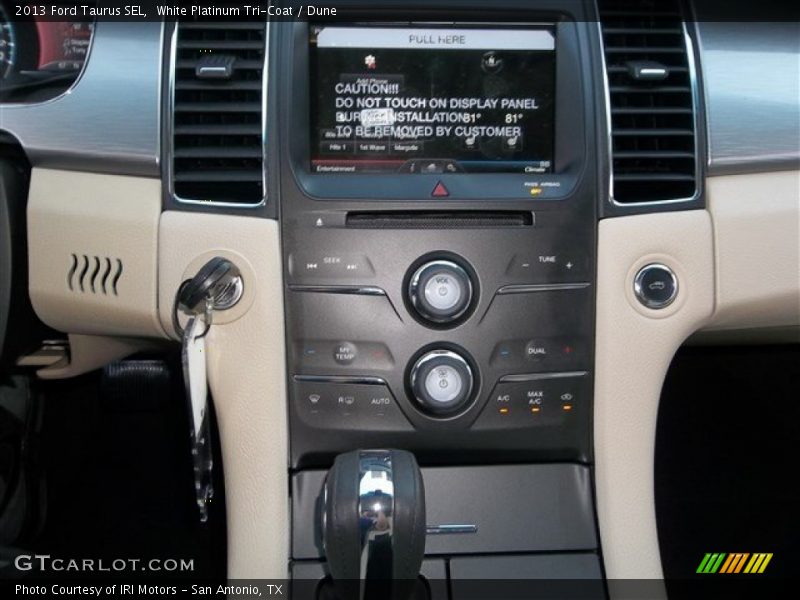 White Platinum Tri-Coat / Dune 2013 Ford Taurus SEL