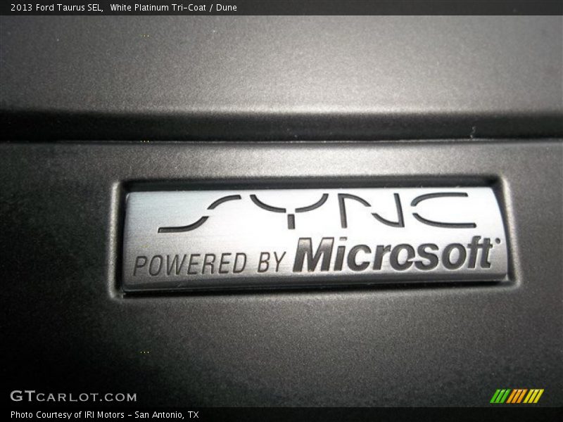 White Platinum Tri-Coat / Dune 2013 Ford Taurus SEL