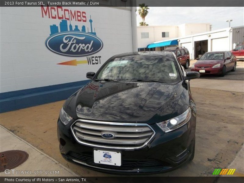 Tuxedo Black Metallic / Dune 2013 Ford Taurus SEL