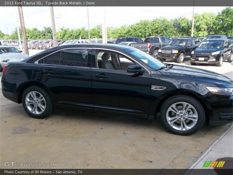 Tuxedo Black Metallic / Dune 2013 Ford Taurus SEL