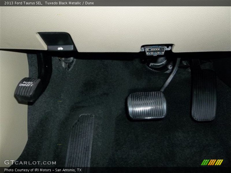 Tuxedo Black Metallic / Dune 2013 Ford Taurus SEL
