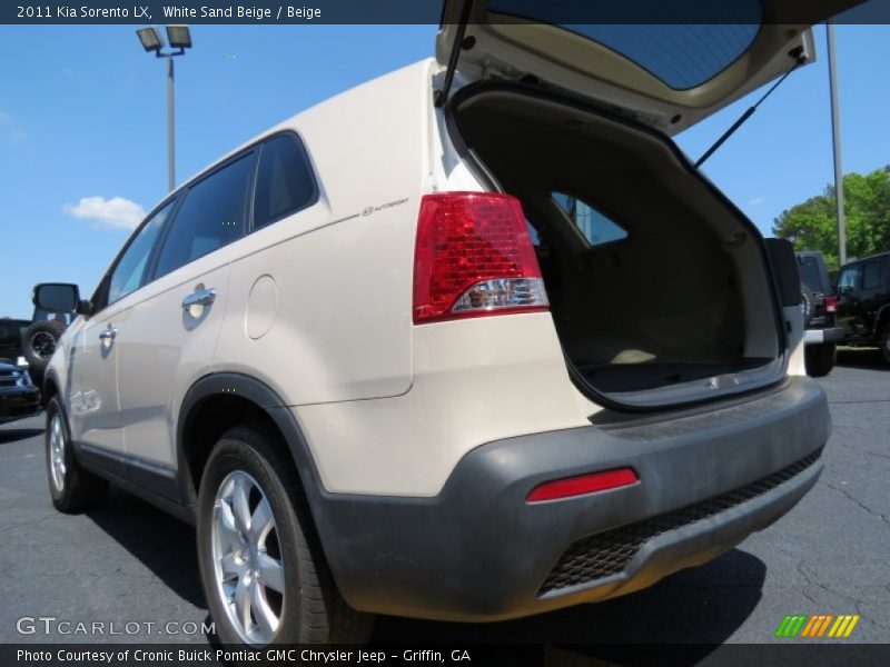 White Sand Beige / Beige 2011 Kia Sorento LX