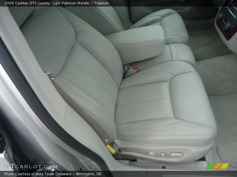 Light Platinum Metallic / Titanium 2006 Cadillac DTS Luxury