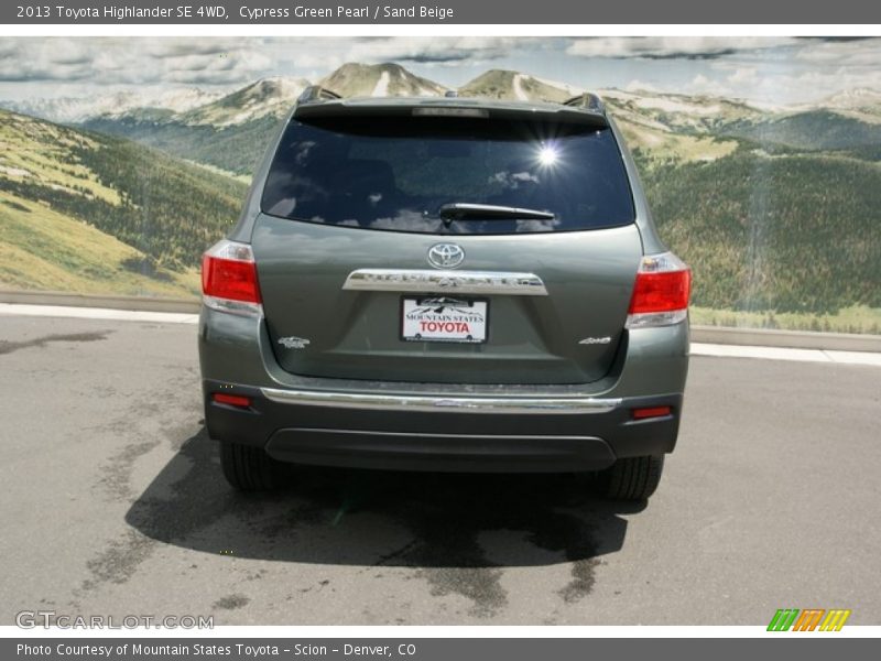 Cypress Green Pearl / Sand Beige 2013 Toyota Highlander SE 4WD