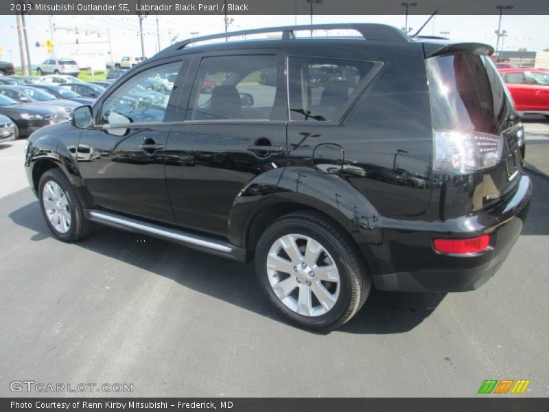 Labrador Black Pearl / Black 2013 Mitsubishi Outlander SE