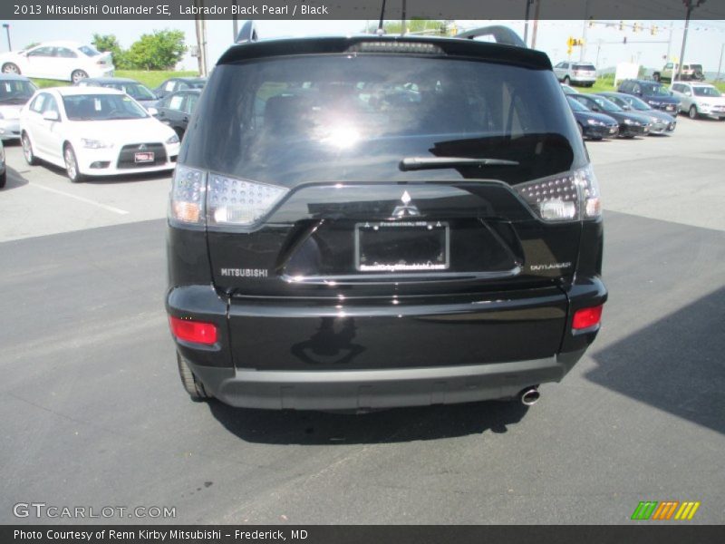 Labrador Black Pearl / Black 2013 Mitsubishi Outlander SE