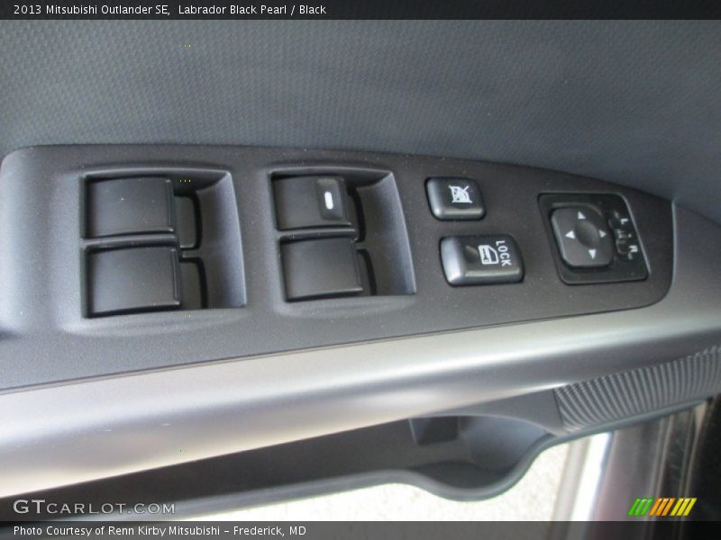 Labrador Black Pearl / Black 2013 Mitsubishi Outlander SE