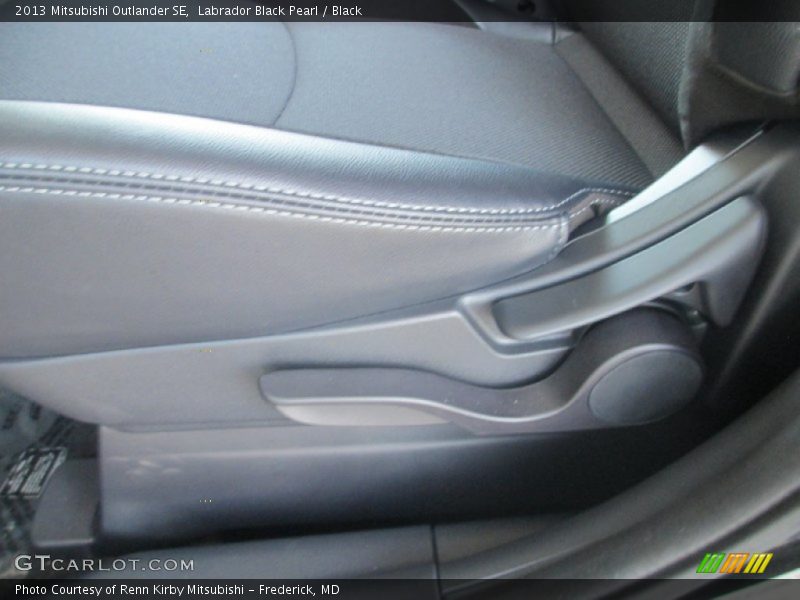 Labrador Black Pearl / Black 2013 Mitsubishi Outlander SE