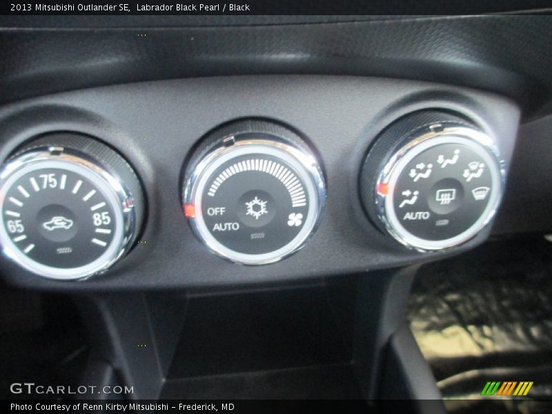 Labrador Black Pearl / Black 2013 Mitsubishi Outlander SE