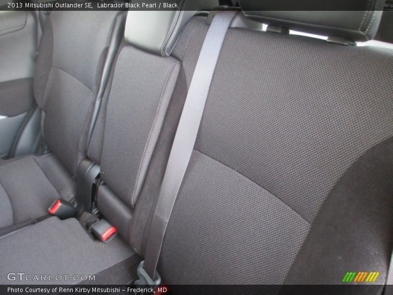 Labrador Black Pearl / Black 2013 Mitsubishi Outlander SE