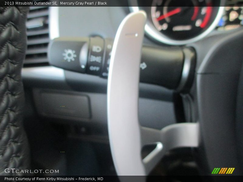 Mercury Gray Pearl / Black 2013 Mitsubishi Outlander SE