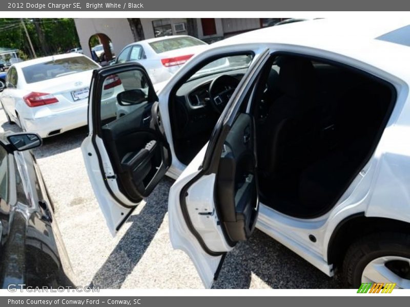 Bright White / Black 2012 Dodge Charger SE