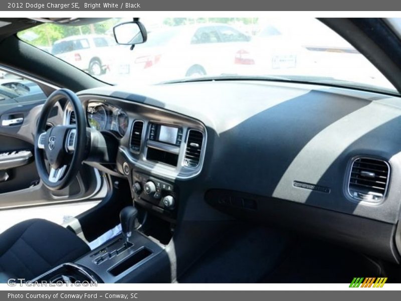 Bright White / Black 2012 Dodge Charger SE
