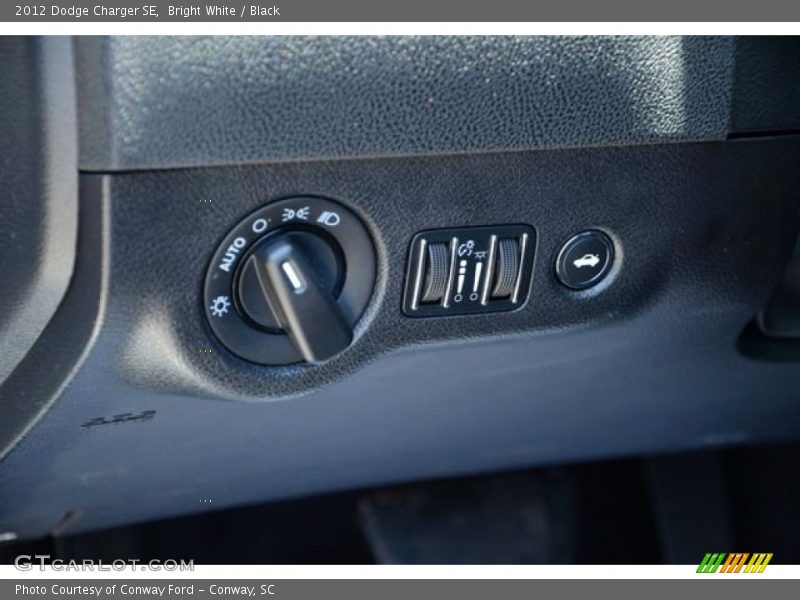 Bright White / Black 2012 Dodge Charger SE
