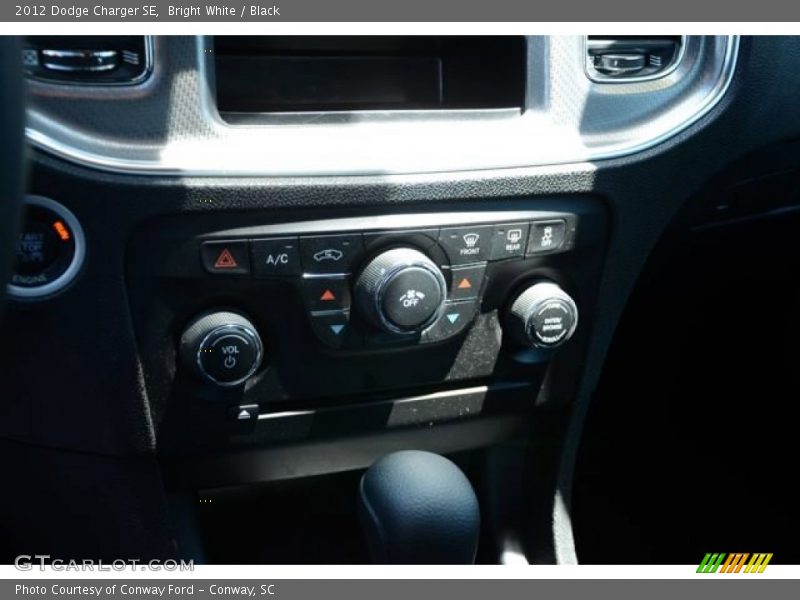 Bright White / Black 2012 Dodge Charger SE