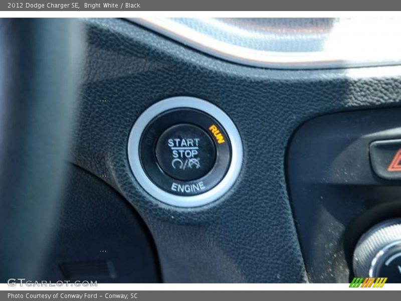 Bright White / Black 2012 Dodge Charger SE