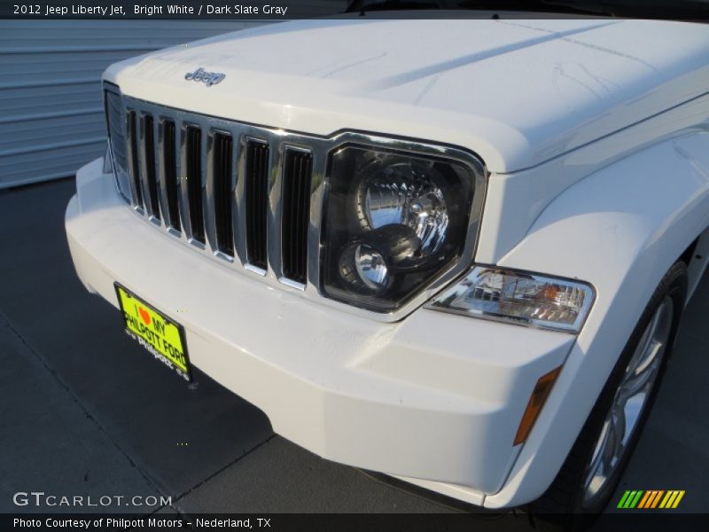 Bright White / Dark Slate Gray 2012 Jeep Liberty Jet