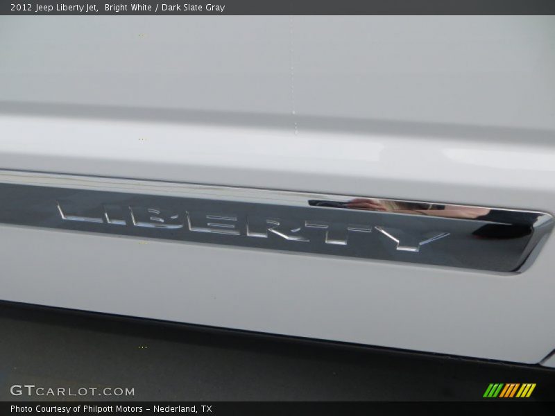 Bright White / Dark Slate Gray 2012 Jeep Liberty Jet