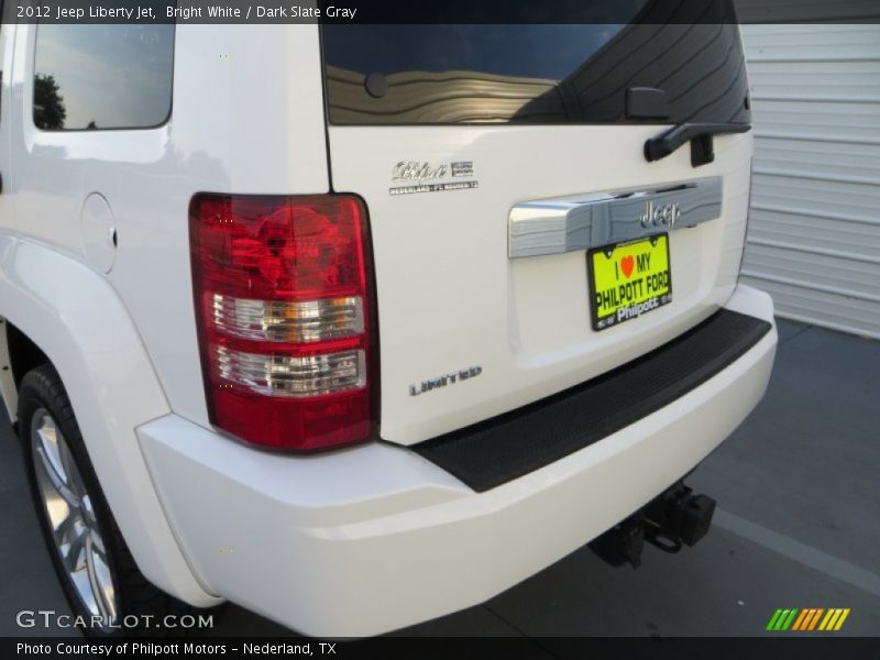 Bright White / Dark Slate Gray 2012 Jeep Liberty Jet