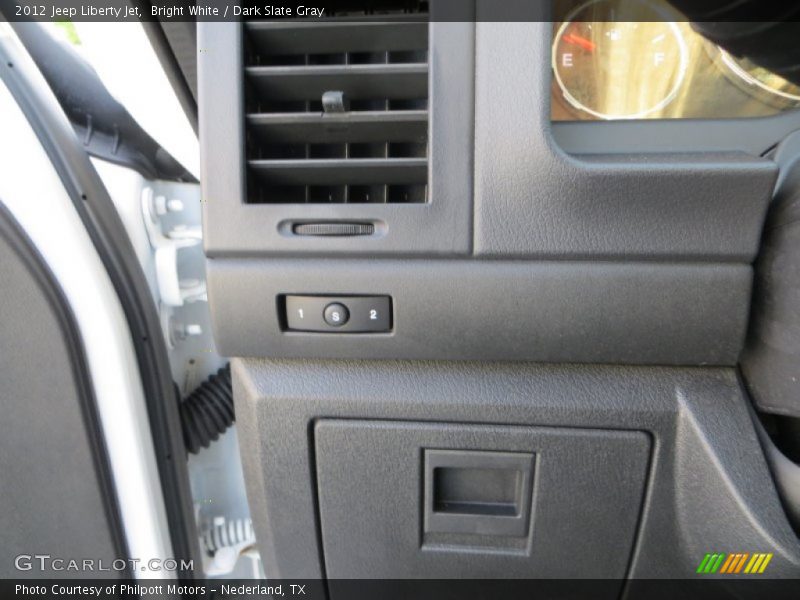 Bright White / Dark Slate Gray 2012 Jeep Liberty Jet
