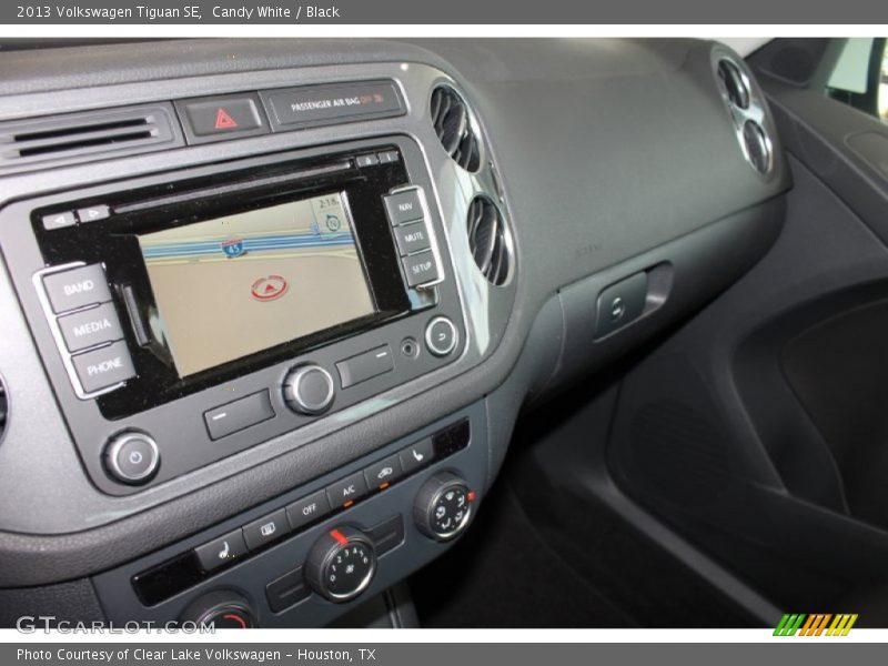 Candy White / Black 2013 Volkswagen Tiguan SE