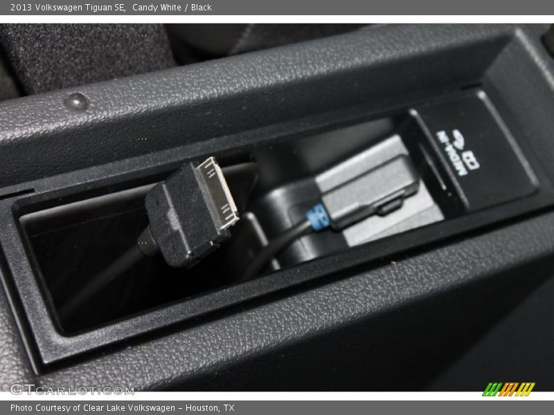 Candy White / Black 2013 Volkswagen Tiguan SE