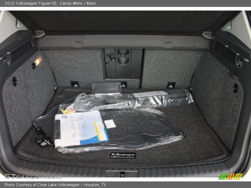 Candy White / Black 2013 Volkswagen Tiguan SE