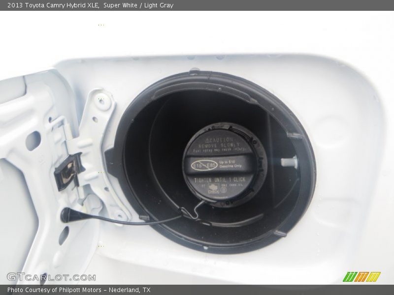 Super White / Light Gray 2013 Toyota Camry Hybrid XLE