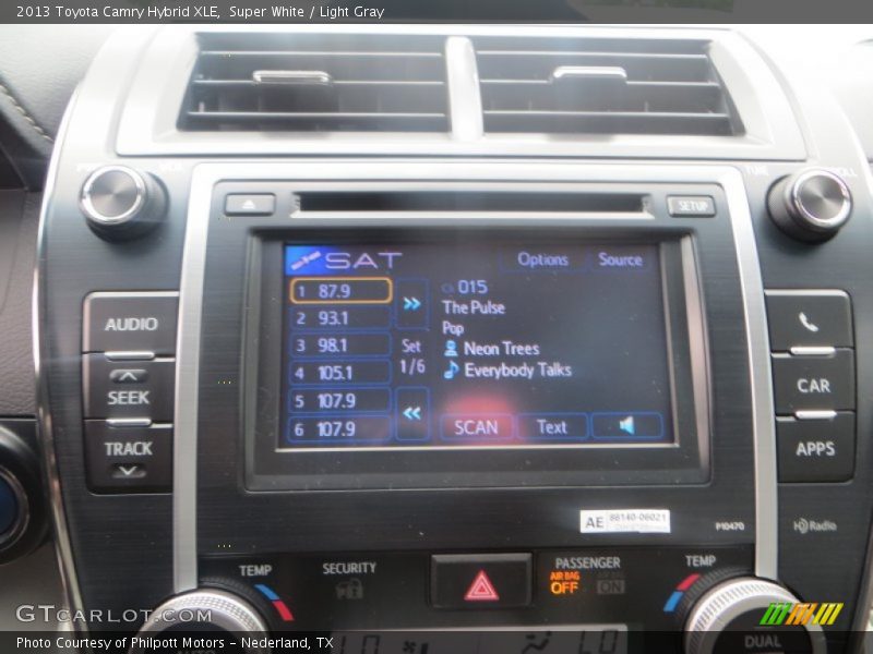Super White / Light Gray 2013 Toyota Camry Hybrid XLE