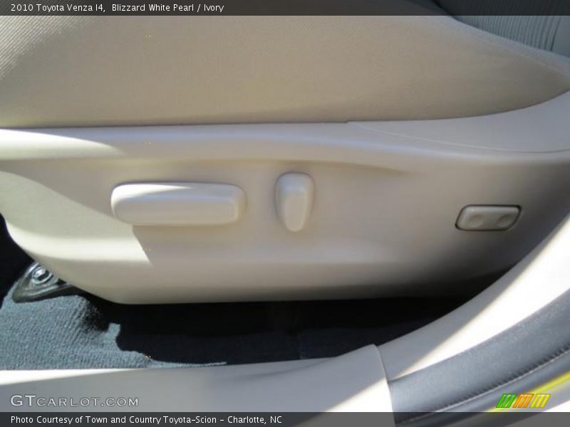 Blizzard White Pearl / Ivory 2010 Toyota Venza I4