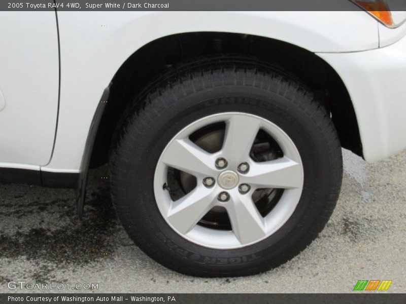Super White / Dark Charcoal 2005 Toyota RAV4 4WD