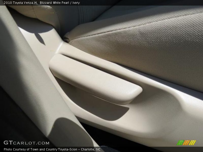 Blizzard White Pearl / Ivory 2010 Toyota Venza I4