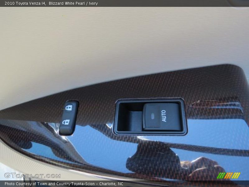 Blizzard White Pearl / Ivory 2010 Toyota Venza I4