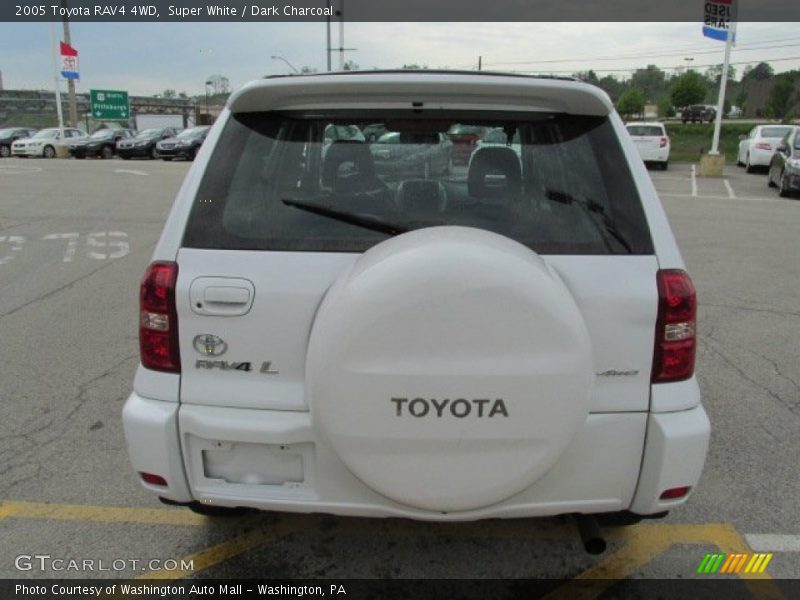 Super White / Dark Charcoal 2005 Toyota RAV4 4WD