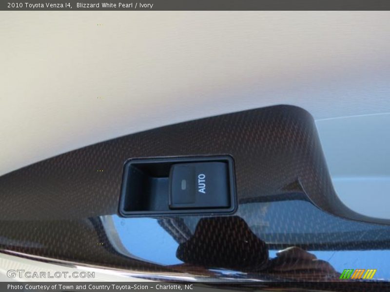 Blizzard White Pearl / Ivory 2010 Toyota Venza I4