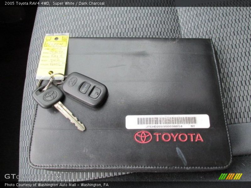 Super White / Dark Charcoal 2005 Toyota RAV4 4WD