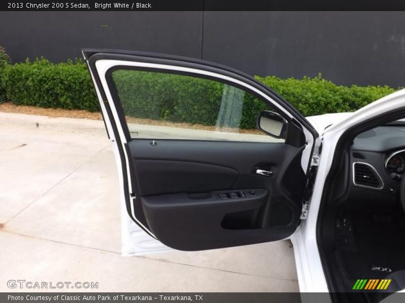 Bright White / Black 2013 Chrysler 200 S Sedan