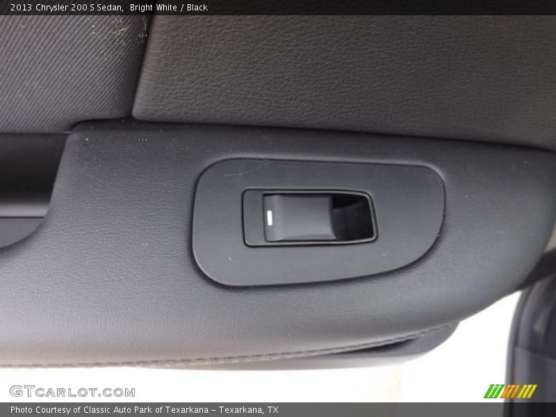 Bright White / Black 2013 Chrysler 200 S Sedan