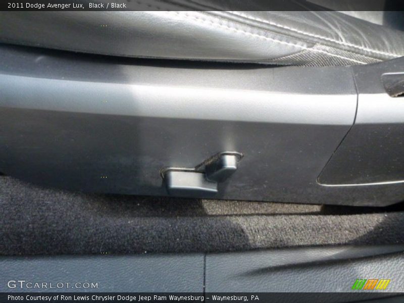 Black / Black 2011 Dodge Avenger Lux