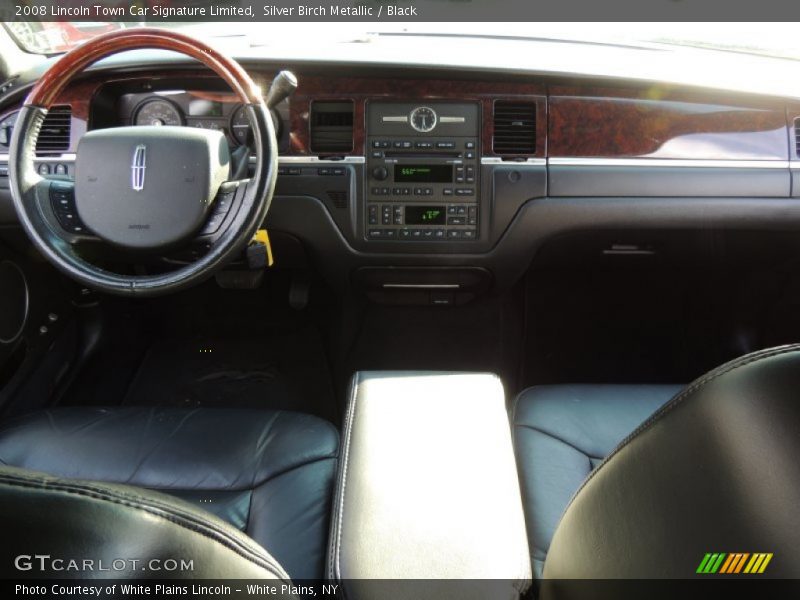 Dashboard of 2008 Town Car Signature Limited