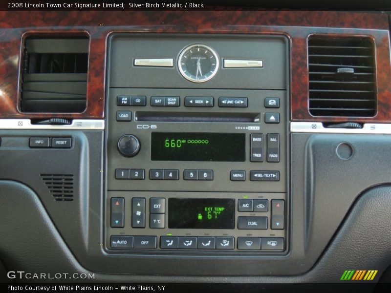 Controls of 2008 Town Car Signature Limited