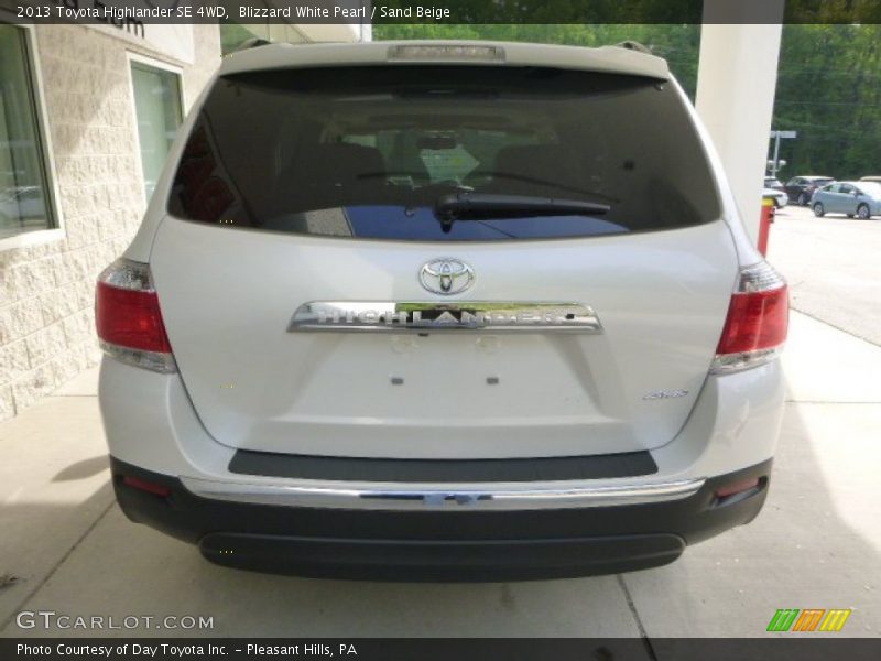 Blizzard White Pearl / Sand Beige 2013 Toyota Highlander SE 4WD