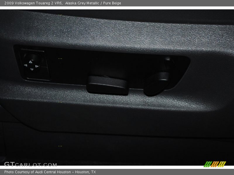 Alaska Grey Metallic / Pure Beige 2009 Volkswagen Touareg 2 VR6