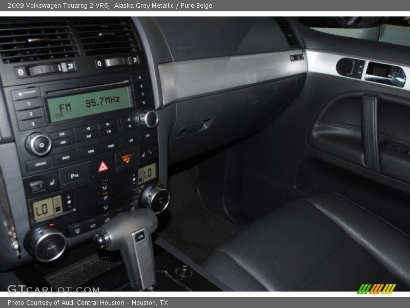 Alaska Grey Metallic / Pure Beige 2009 Volkswagen Touareg 2 VR6