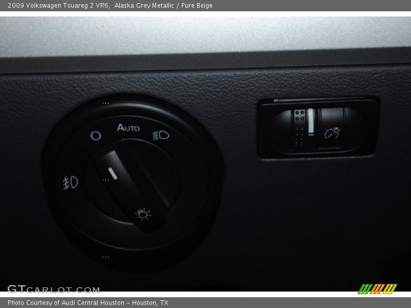 Alaska Grey Metallic / Pure Beige 2009 Volkswagen Touareg 2 VR6