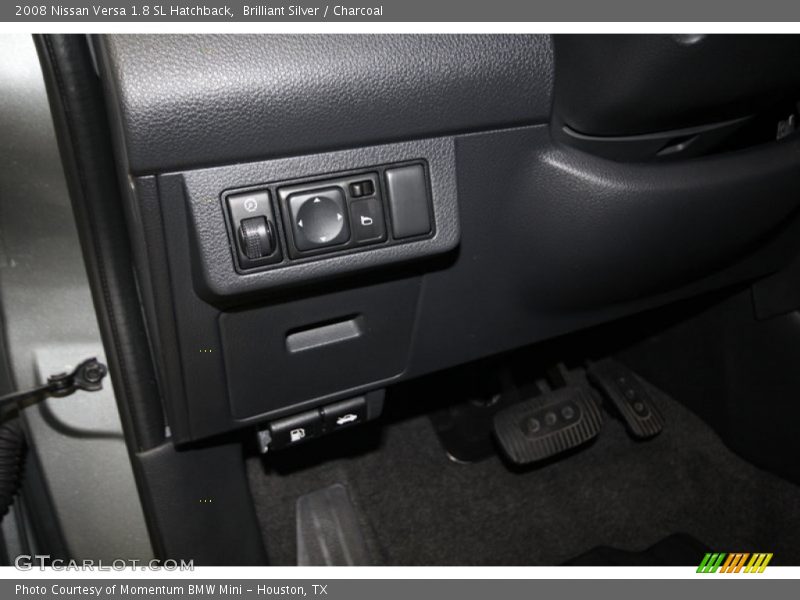 Brilliant Silver / Charcoal 2008 Nissan Versa 1.8 SL Hatchback