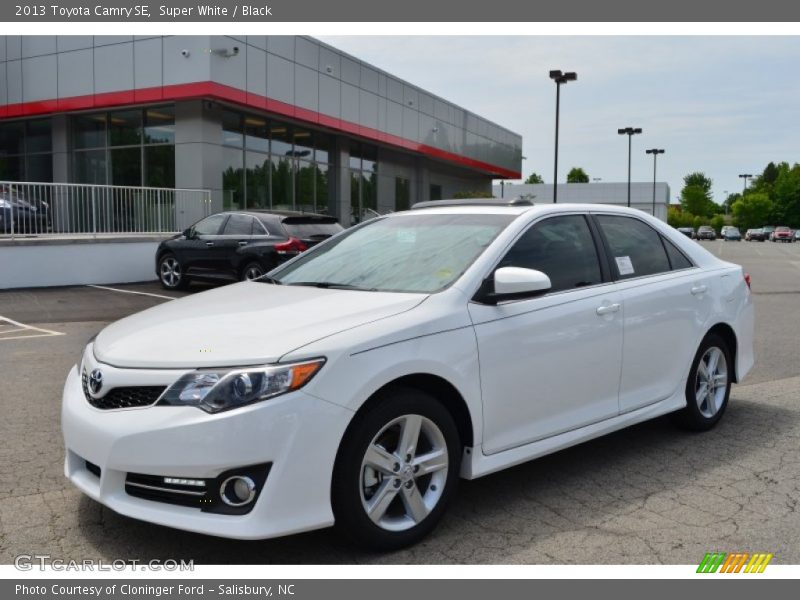 Super White / Black 2013 Toyota Camry SE