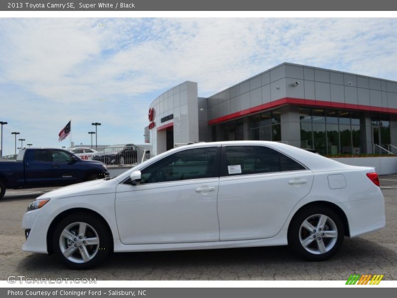 Super White / Black 2013 Toyota Camry SE