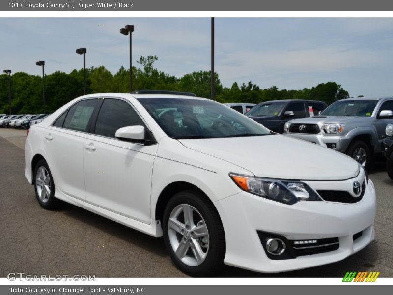Super White / Black 2013 Toyota Camry SE